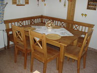 rohová lavice (s úložným prostorem), stůl (se šuplíkem a deskou pro rozšíření stolu), židle